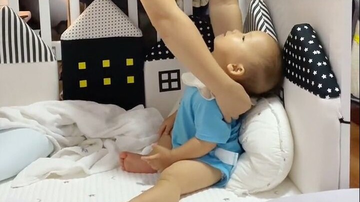 Si bayi yang baik yang sejak kecil sudah mengerti arti menunggu, sabar, dan sopan—sungguh sangat men