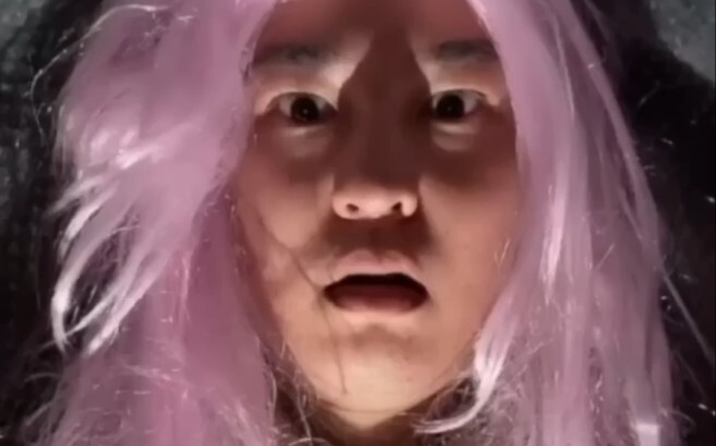 偷玩手机被老妈发现的我。