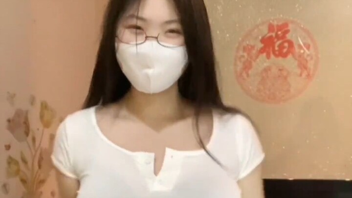 是粉色~但是有点勒