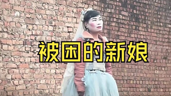 Cô ấy không phải bị điên, chỉ là đã mãi mãi dừng tình yêu lại vào cái ngày lẽ ra đã viên mãn.