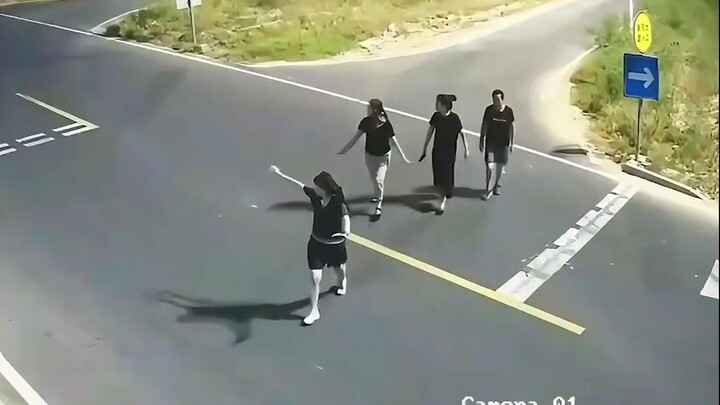 Tertabrak saat menyeberang jalan