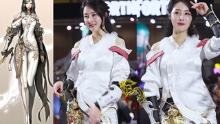 Di pameran komik, saya bertemu dengan cosplayer Fei Yue dari COS Sword and Soul, dan gadis itu sanga