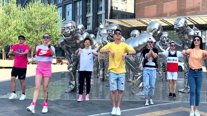 เต้นเพลง NiXiaoQiLaiZhenHaoKan (เธอยิ้มแล้วน่ารักจริง ๆ )