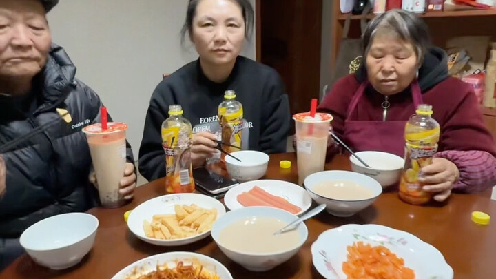 I cooked the New Year’s Eve dinner today, and everyone’s having a blast!