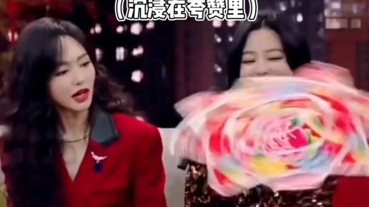 Xin Zhilei does a little skit every day, and the handkerchief ends up flying right into Tang Yan’s f