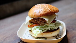 แฮมเบอร์เกอร์ แบบมังสวิรัติ ใช้มันฝรั่งแทนหมู ทำง่ายและอร่อย homemade veggie burger