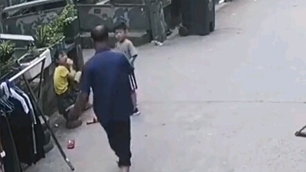 ชายสูงวัยเมาสุราพยายามลากตัวเด็กหญิงไป น้องชายใช้แรงทั้งหมดที่มีปกป้องพี่สาว