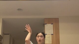 Lompat pelan lalu tambah cepat? .... /meovv/balikkan tangan ke atas
