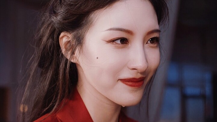 Yang Mulia, dia berdiri di sana dengan warna merah, sangat mirip dengan Peri Shangyuan Anda