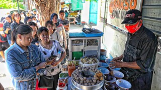 SEMUA ORANG BARIS BERJEJER RAPI DEMI BAKSO PALING VIRAL DI KOTA SURABAYA