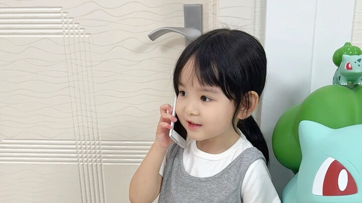 Biarin dia meniru mama lagi telpon～