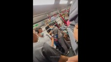 直擊 - 港鐵車廂悍女擸平底鞋連打男子　乘客做和事佬險中鞋