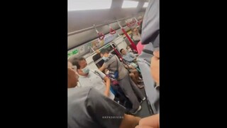 直擊 - 港鐵車廂悍女擸平底鞋連打男子　乘客做和事佬險中鞋