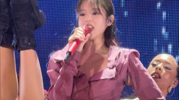 Jennie’s armpit is so much fun! Did anyone notice? There are tons of bruises on her thighs.