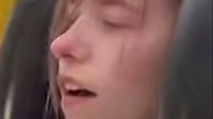 Làm cô gái bên cạnh sợ hết hồn luôn