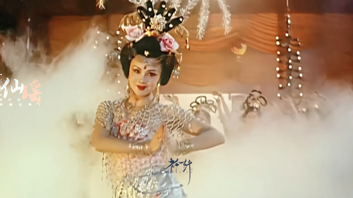 "Bầu trời tối đen và đêm dài vô tận, những đám mây xanh nhảy múa theo điệu nhạc thần tiên"