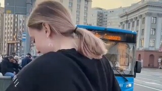 Trik menghentikan bus ini juga digunakan di wilayah Rusia. Saat menunggu bus, tiba-tiba menari.