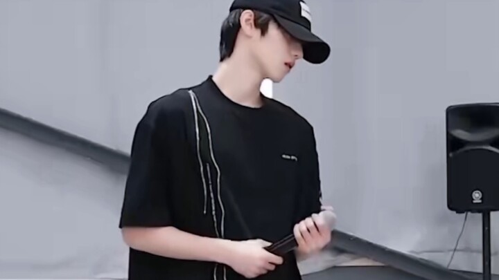ตลกเหรอ?! นี่เรียกว่าไม่มั่นใจงั้นเหรอ?! แปดปีเพิ่งเดบิวต์ได้ตำแหน่งเซ็นเตอร์ ยังมาเล่นกับคุณอยู่เลย