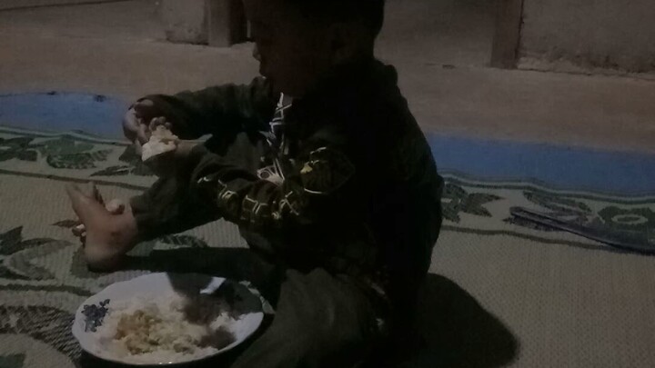 belajar makan sendiri bos quh