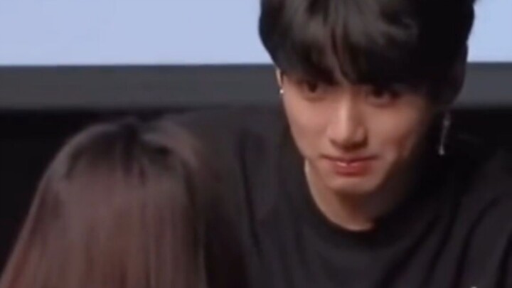 เมื่อไอดอลเจอสาวในฝันสุดเพอร์เฟ็กต์ระหว่างงานเซ็นหนังสือ ถึงกับไม่รู้ว่าใครกำลังฟินใครอยู่!