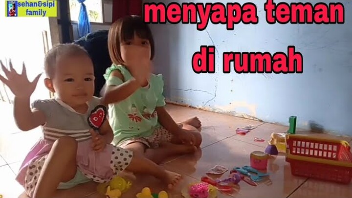 AKIFA MENYAPA TEMAN DI RUMAH