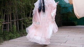 Try pairing silk stockings with white embroidered shoes, this is the daily outfit for the Hanfu girl