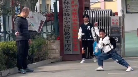 เด็กประถมตีลังกากลับหลังออกจากประตูโรงเรียน # เลิกเรียน # ทำแบบนี้ทำเอาอึ้งไปเลย # สุดยอด # ถ้าเยาวช