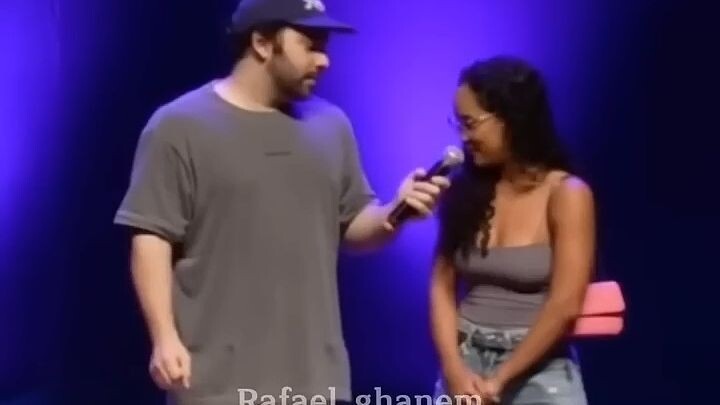 ELA MOSTROU O TAMANHO IDEAL COM AS MÃOS E O PALCO ENLOUQUECEU!