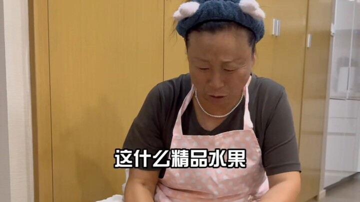 Một video khiến mẹ mê mẩn việc bóc hộp đồ nhận được!