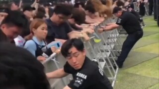 Perkemahan manusia melawan gelombang zombie