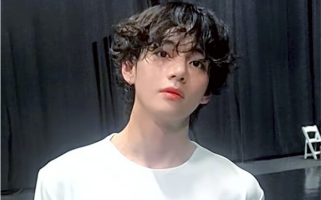 [Kim Taehyung] Black Swan practice room focus – a stage textbook with his signature little pigtails