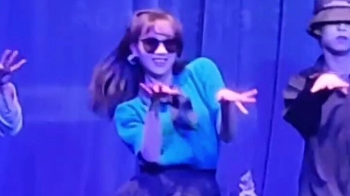 Li Zixuan, the little bean dancing happily at the company's annual meeting