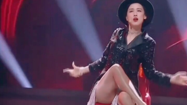 Hilarious! Who says Yang Zi’s just a parasol? Without him, Huang Shengyi still shines and radiates a