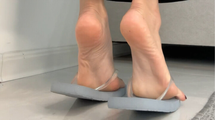 Sandal ini benar-benar nyaman dipakai, bahkan untuk lari di luar pun tidak masalah～