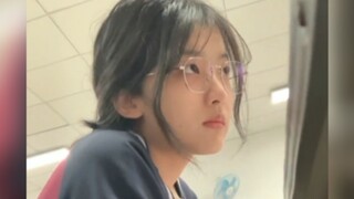 "Ternyata benar-benar ada teman sekelas perempuan yang cantik!!!"