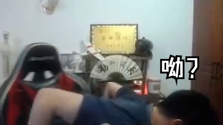 Sudah terbuka saja, orang di bawah meja Lao Ma adalah aku 😛