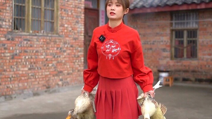 ปีใหม่ไม่สนุกเลย ฉันทำอาหารคนเดียว แต่คนกินเต็มโต๊ะ สงสัยฝีมือทำอาหารของฉันดีเกินไปน่ะแหละ!