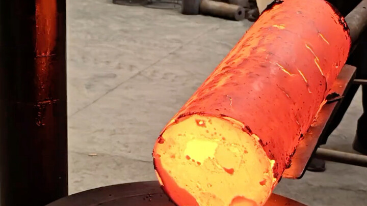 150 kg sắt dưới máy ép mềm như bùn!