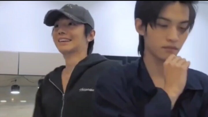 Pu Pu nhảy cũng có nét riêng, vừa hốt hoảng, vừa rối ren, nhưng vẫn không quên.