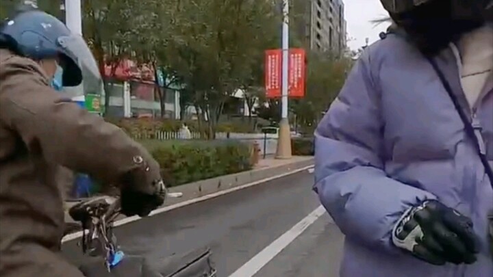 العجوز يقدّم حركة انجراف لافتة للنظر أمام الحسناء.