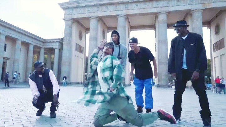 【Les Twins】Even casual moves are epic! Street freestyle collaboration in Berlin with the masters Pla