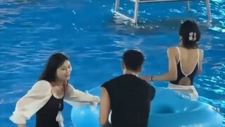 男生在水世界偶遇勇敢搭讪“你逃跑的样子，甚是狼狈” #社会百态