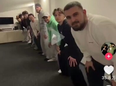 An abstract TikTok video of foreigners imitating the Northeastern Rock dance has garnered 350,000 li