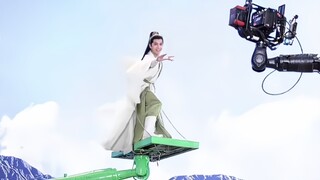 It turns out that Han Li's flying sword in "Mortal Series" is not using a green screen