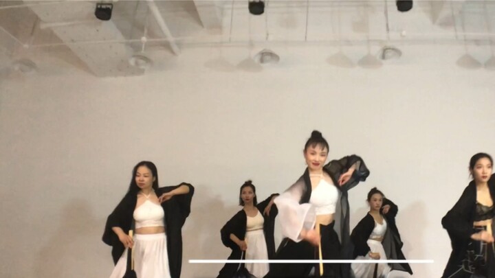 Original Chinese style fan dance