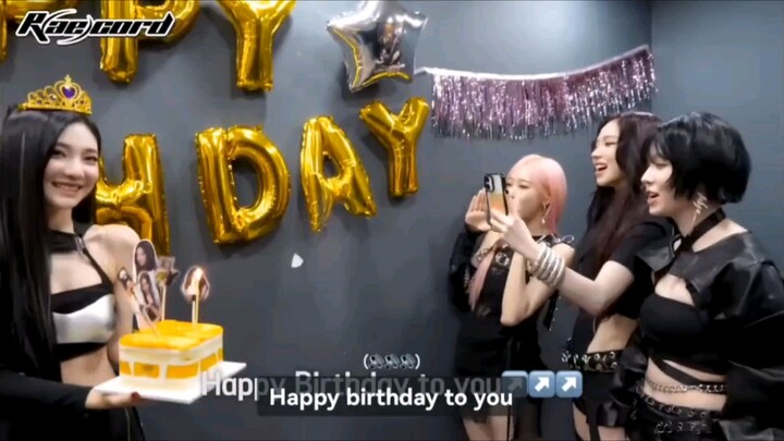 【aespa】I’m dying from laughter at the birthday song sung by the three sisters | Even on Ningning’s b