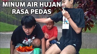 Minum Air Hujan Campur Kripik Pedas