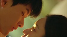 Super sexy bed kiss scene: Use your mouth to block her mouth, then roll on the bed and have a baby,
