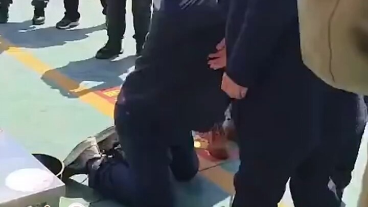 The owner of a Zibo barbecue restaurant knelt down because a young man, after waiting in line for a 