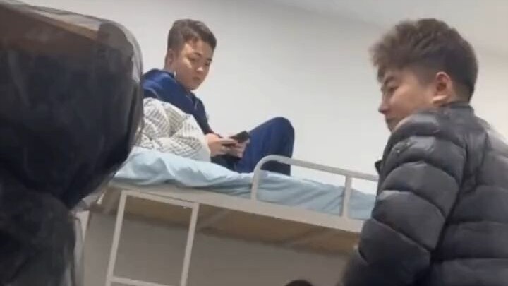 Thế là ổn rồi, tha hồ gào thét trong ký túc xá luôn!